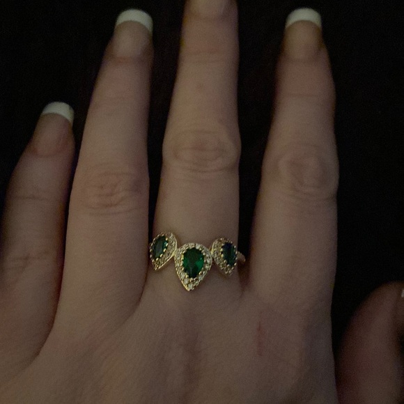 Size 8.5 18k gold plated ladies ring with emerald crystals - Picture 2 of 4